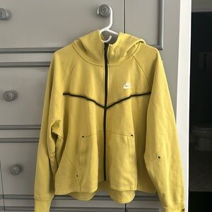 Nike woman’s tech zip up, worn once no tags, XXL
